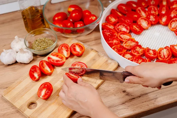 Tomates Secos Sol Processo Cozinhar Tomates Secos Sol Mulher Está — Fotografia de Stock