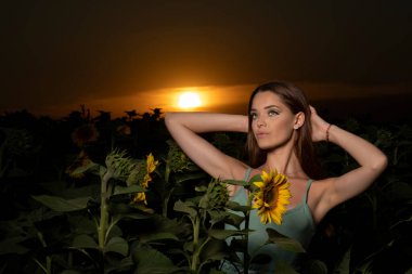 Güneşin batışında poz veren güzel genç kız