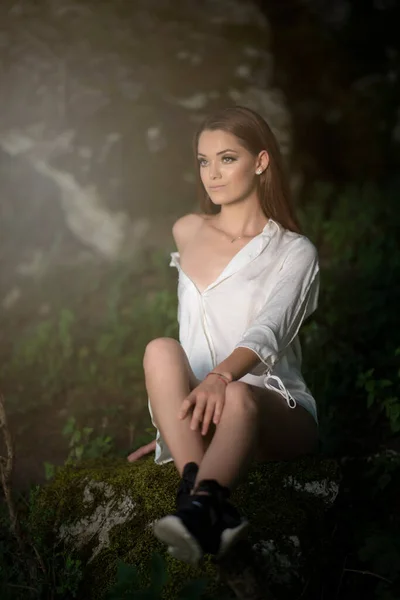 Mladá Dívka Pózuje Bílé Košili Lesním Pozadí — Stock fotografie