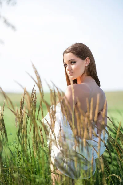 Vacker Ung Kvinna Poserar Ett Gräsfält — Stockfoto