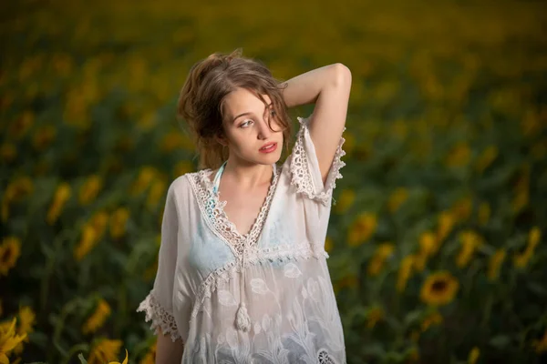 Hermosa Joven Posando Atardecer Campo Girasol — Foto de Stock