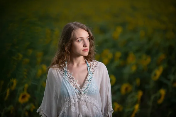 Hermosa Joven Posando Atardecer Campo Girasol — Foto de Stock