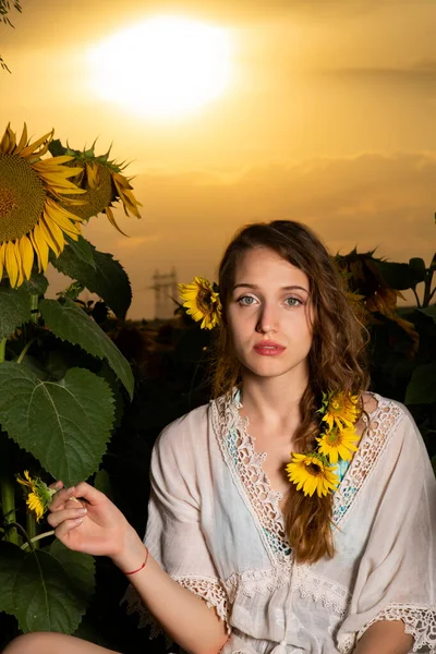 Όμορφη Νεαρή Κοπέλα Ποζάρει Στο Ηλιοβασίλεμα Ένα Χωράφι Ηλιοτρόπια — Φωτογραφία Αρχείου
