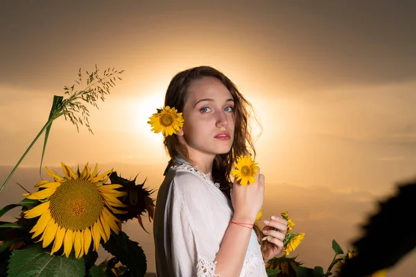 Hermosa Joven Posando Atardecer Campo Girasol — Foto de Stock