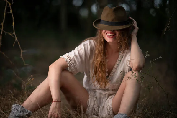 Hermosa Joven Posando Bosque Oscuro — Foto de Stock