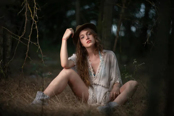 Hermosa Joven Posando Bosque Oscuro — Foto de Stock