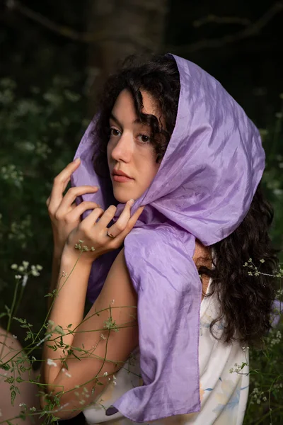 Щаслива Молода Дівчина Позує Фіолетовим Шарфом — стокове фото