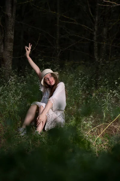暗い森の中でポーズをとる美しい若い女性 — ストック写真