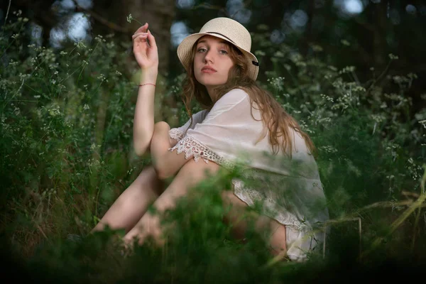暗い森の中でポーズをとる美しい若い女性 — ストック写真