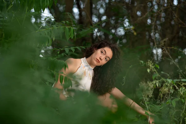 Mulher Bonita Posando Uma Floresta Escura — Fotografia de Stock