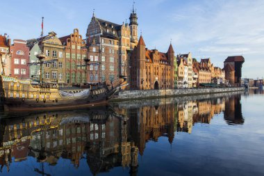 Eski renkli evler şafak nehirde Gdansk Promenade. Polonya