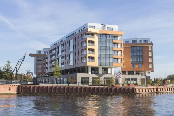 Modern konut Gdansk nehir kıyısında. Polonya