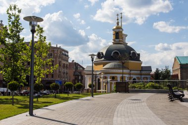 Kiev Street güneşli bir antik kilise kubbeleri. Ukrayna