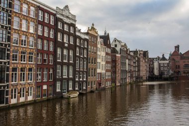 Geleneksel Hollanda evleri, Merkezi Amsterdam kanal kıyısında. Hollanda