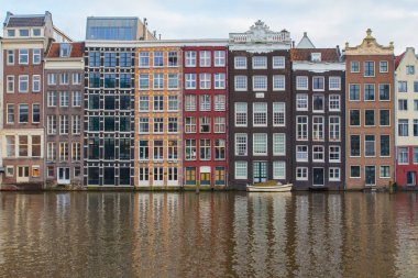 Geleneksel Hollanda evleri, Merkezi Amsterdam kanal kıyısında. Hollanda