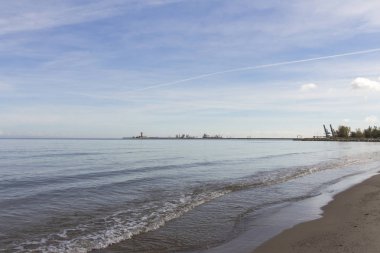 Gdansk yakındaki Baltık Denizi'nin kıyısında. Petrol rafinerisi görünümünü. Polonya