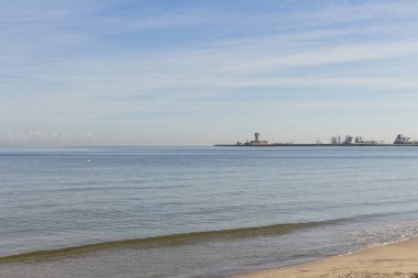 Gdansk yakındaki Baltık Denizi'nin kıyısında. Petrol rafinerisi görünümünü. Polonya