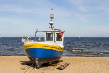 Kumsaldaki eski gemi.