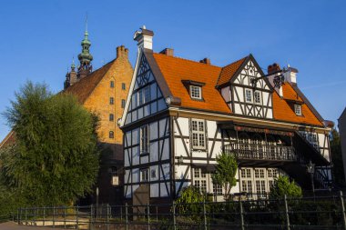 Gdansk eski kasaba kırmızı kiremitli çatılı güzel eski bina. Polonya
