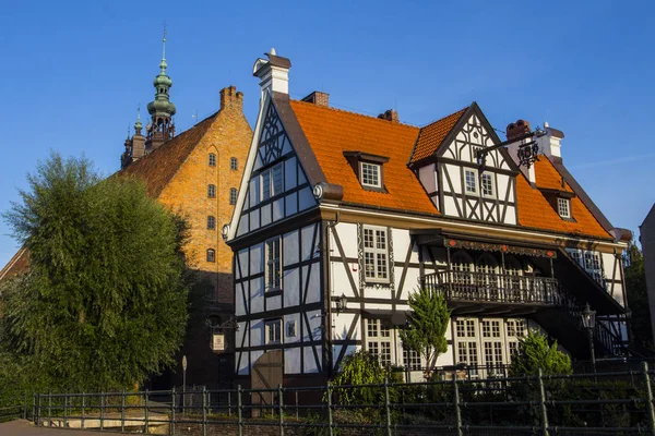 Gdansk eski kasaba kırmızı kiremitli çatılı güzel eski bina. Polonya