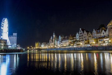 Tarihi binalar Gdansk Promenade geceleri. Polonya