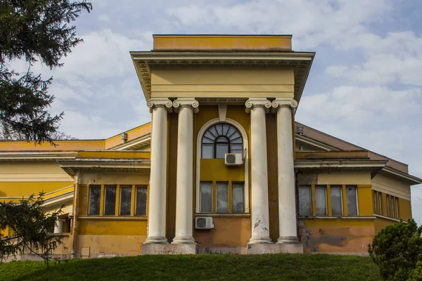 Θέατρο Κτίριο Στο Πάρκο Στο Βελιγράδι Σερβία — Φωτογραφία Αρχείου