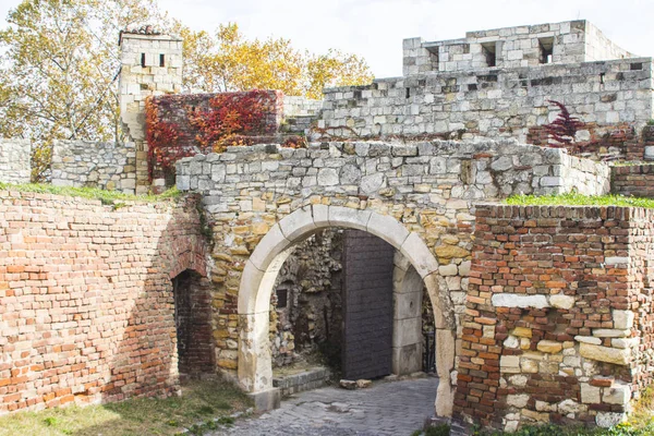 Belgrad Kalesi eski kapısı. Sırbistan