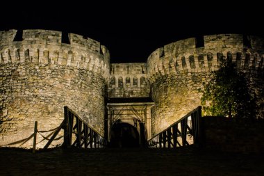 Belgrad Kalesi gece, eski kapısı. Sırbistan