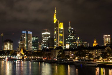 Frankfurt am Main şehrin ticaret bölgesinin gece görünümü. Almanya
