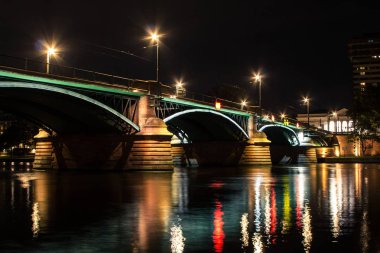 Gece ışıklı köprü de Frankfurt am Main. Almanya