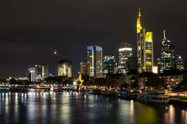 Frankfurt am Main şehrin ticaret bölgesinin gece görünümü. Almanya