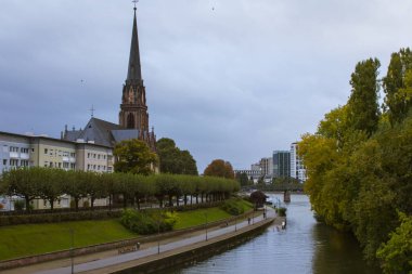 Üç Kral bir Lutheran parish Kilisesi Frankfurt kilisesidir. Bu sabah Main Nehri'nin kıyısında yer almaktadır. Almanya