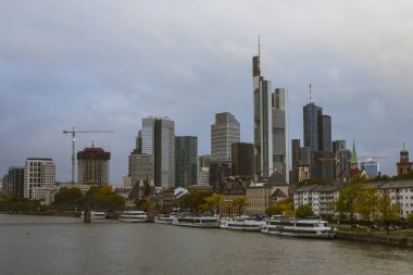 Frankfurt am Main şehrin ticaret bölgesinin görünümü. Almanya