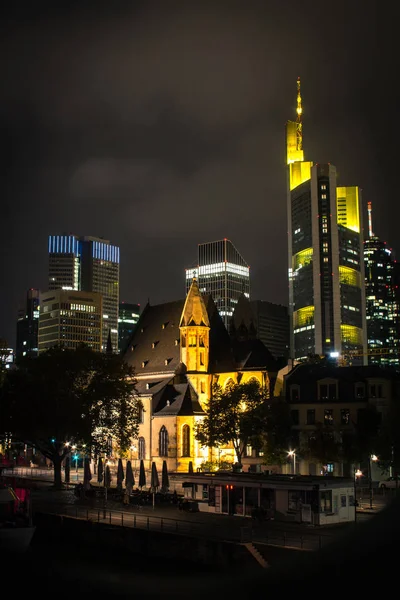 聖レオンハルトはカトリック教会と教区でフランクフルト マイン 夜の高層ビルに囲まれています ドイツ — ストック写真