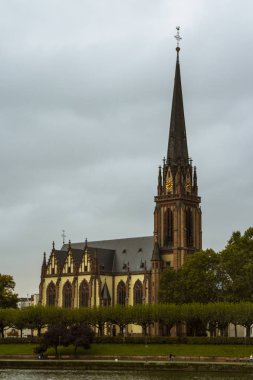 Üç Kral bir Lutheran parish Kilisesi Frankfurt kilisesidir. Bu sabah Main Nehri'nin kıyısında yer almaktadır. Almanya