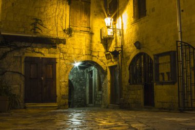 Kotor Old Town dar taş sokakları geceleri. Karadağ