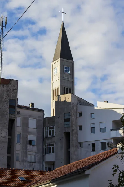 Campanario Del Monasterio Franciscano Sobre Los Techos Las Viviendas Ciudad —  Fotos de Stock