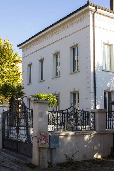 Mostar avluda. Bosna Hersek