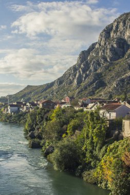 Görünümü Neretva Nehri ve Mostar şehir. Bosna Hersek