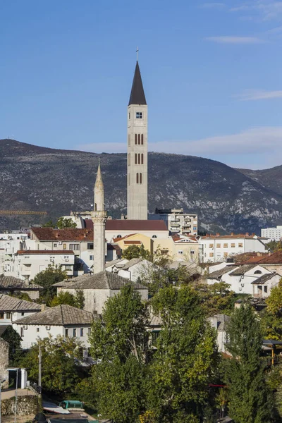 Mostar şehir konut evlerin çatıları üzerinden Fransisken Manastırı çan kulesi. Bosna Hersek