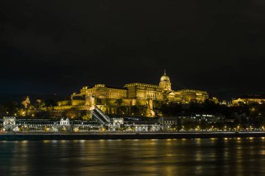 Buda Kalesi gece Budapeşte'Tuna Nehri kıyısında. Macaristan