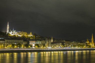 Balıkçının burcu ve Matthias kilise Budapeşte'Tuna Nehri kıyısında gece manzarası. Macaristan