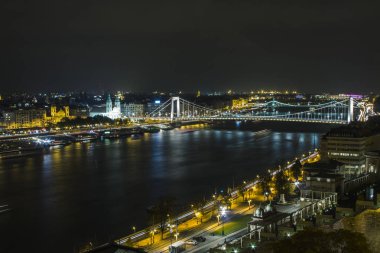 Bir gece görünümü Tuna Nehri'ne ve Budapeşte'de köprüleri. Macaristan