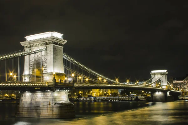 Una Vista Nocturna Del Río Danubio Puentes Budapest Hungría — Foto de Stock