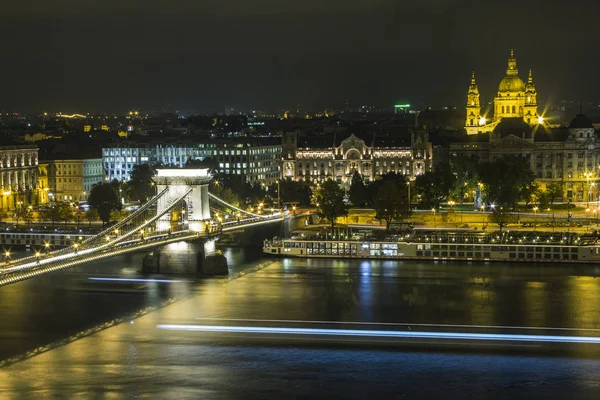 Una Vista Nocturna Del Río Danubio Puentes Budapest Hungría — Foto de Stock
