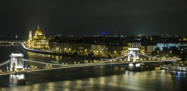 Bir gece görünümü Tuna Nehri'ne ve Budapeşte'de köprüleri. Macaristan