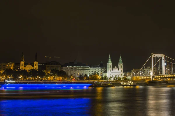 Вид Городскую Матерь Церковь Благовещения Пресвятой Богородицы Мост Мбаппе Будапеште — стоковое фото