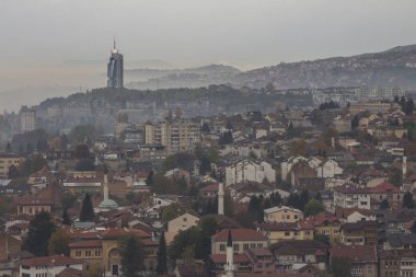 Yüksek noktasından sis Saraybosna'da için sabah görüntüleyin. Bosna Hersek