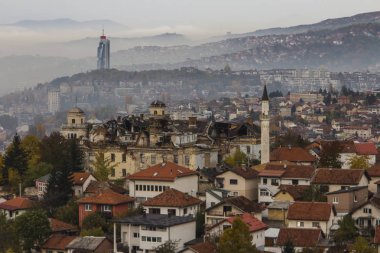 Yüksek noktasından sis Saraybosna'da için sabah görüntüleyin. Bosna Hersek