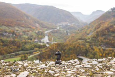 Sonbahar Saraybosna Şehir dağlarda arka plan üzerinde siyah satranç atı. Bosna Hersek